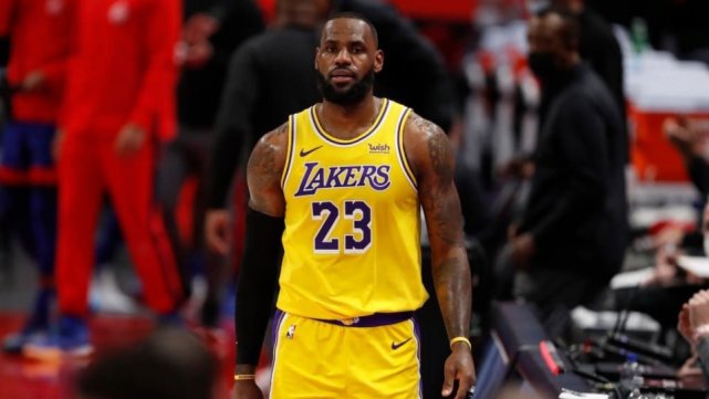 NBA季后赛巅峰对决，詹姆斯50分创纪录助湖人险胜